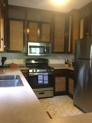 Frigorifero, microonde, forno, piano cottura