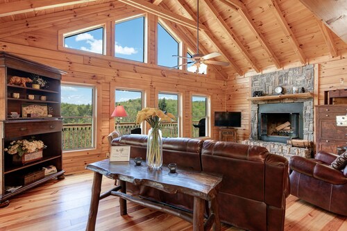 LOG HOME WITH AMAZING VIEWS OF MT. MITCHELL/FIREPLACE /HOT TUB/PET FRIENDLY
