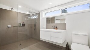 Hair dryer, towels, toilet paper - Wisteria Cottage - opposite beach (Indented Head)