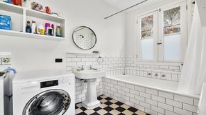 Een haardroger, handdoeken, toiletpapier