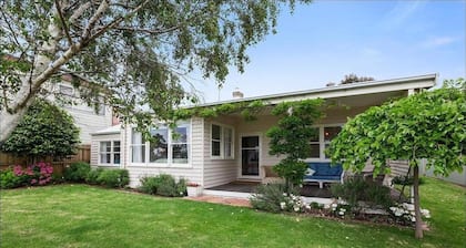 Wisteria Cottage - opposite beach