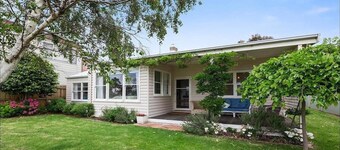 Wisteria Cottage - opposite beach