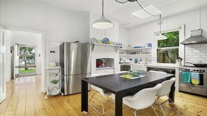 Frigorífic, microones, forn i placa de cuina 