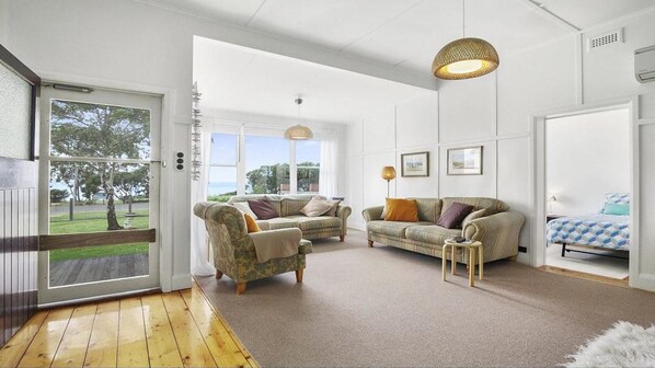 Smart TV, chimenea, libros y videoteca 