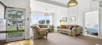 Wisteria Cottage - opposite beach