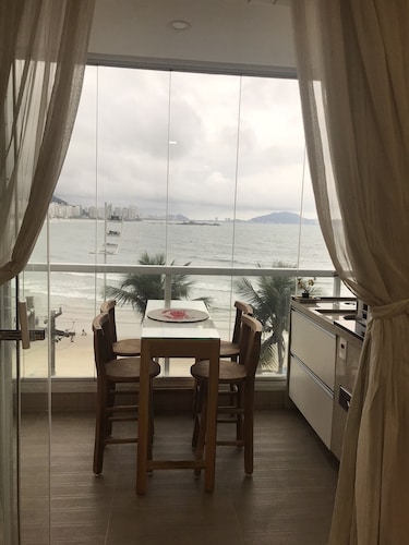 APTO PÉ NA AREIA_VARANDA GOURMET FRENTE PARA O MAR - 6 adultos