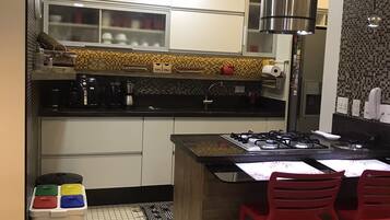 Geladeira, micro-ondas, fogão, cafeteira/chaleira