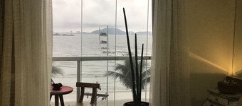 APTO PÉ NA AREIA_VARANDA GOURMET FRENTE PARA O MAR - 6 adultos