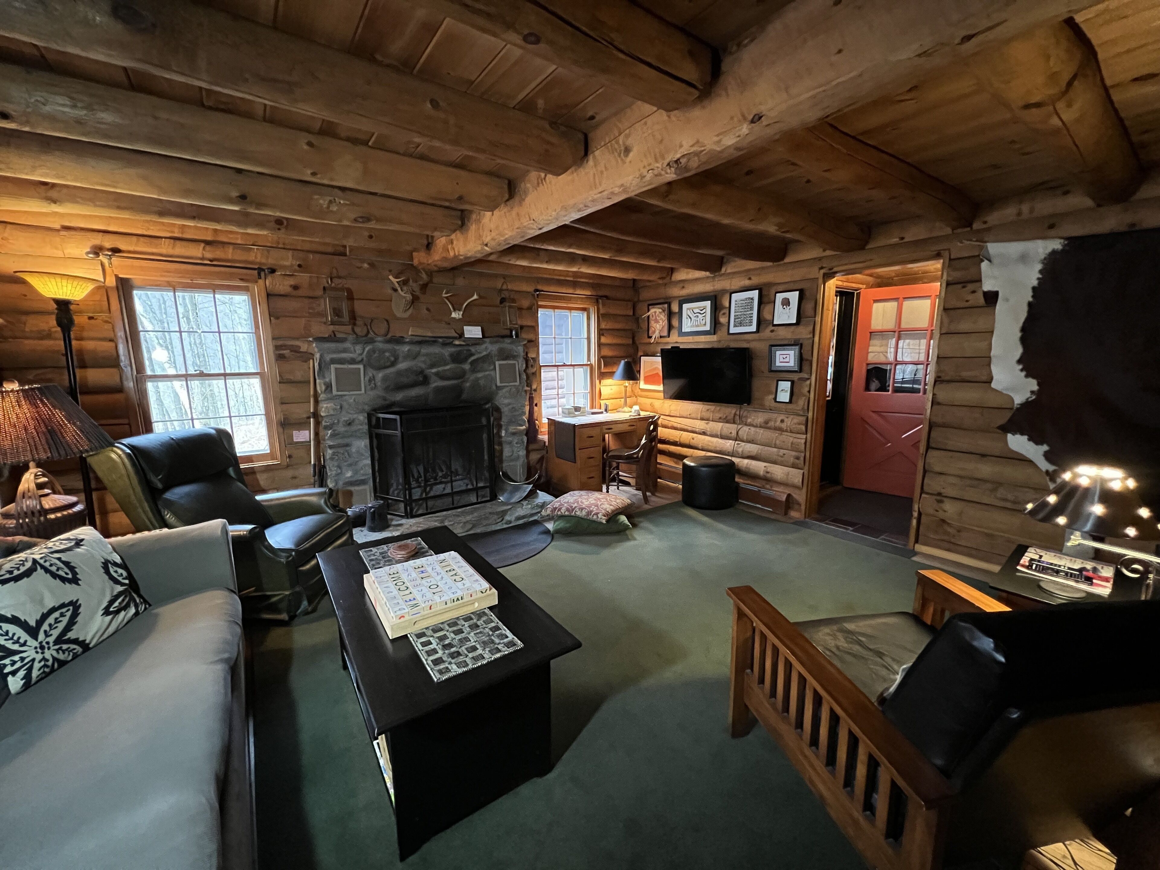 Smart TV, fireplace, Netflix, Hulu