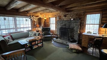 Smart TV, fireplace, Netflix, Hulu