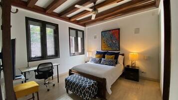 2 chambres, coffres-forts dans les chambres, bureau