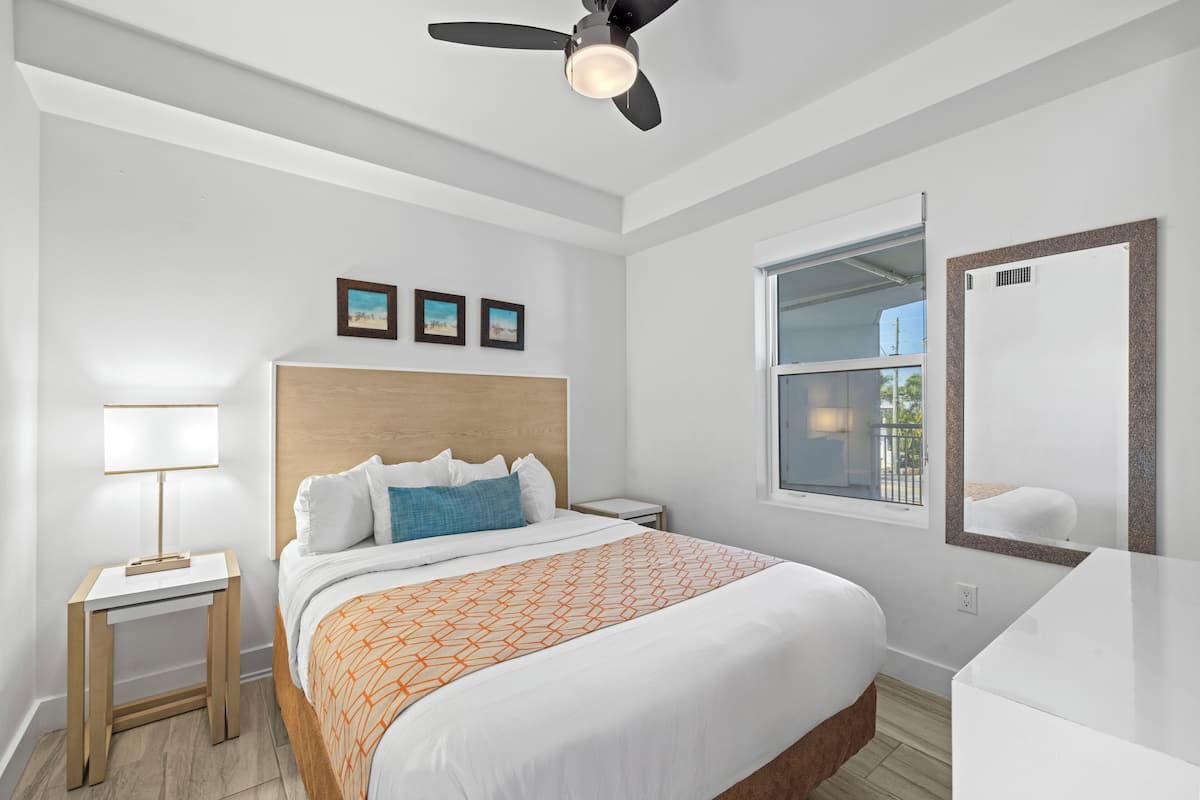 Suíte premium, 2 quartos, 2 banheiros (Bay Front) | Roupas de cama premium, espaço de trabalho para notebook