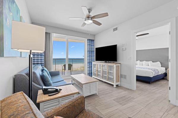 Suite, 2 habitaciones, 2 baños (Gulf Front) | Área de sala de estar | Televisión de pantalla plana