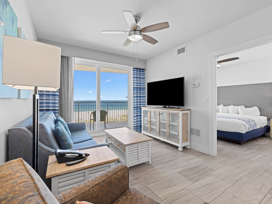 Suite, 2 habitaciones, 2 baños (Gulf Front) | Área de sala de estar | Televisión de pantalla plana