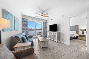 Suíte premium, 2 quartos, 2 banheiros (Bay Front) | Área de estar | TV de tela plana