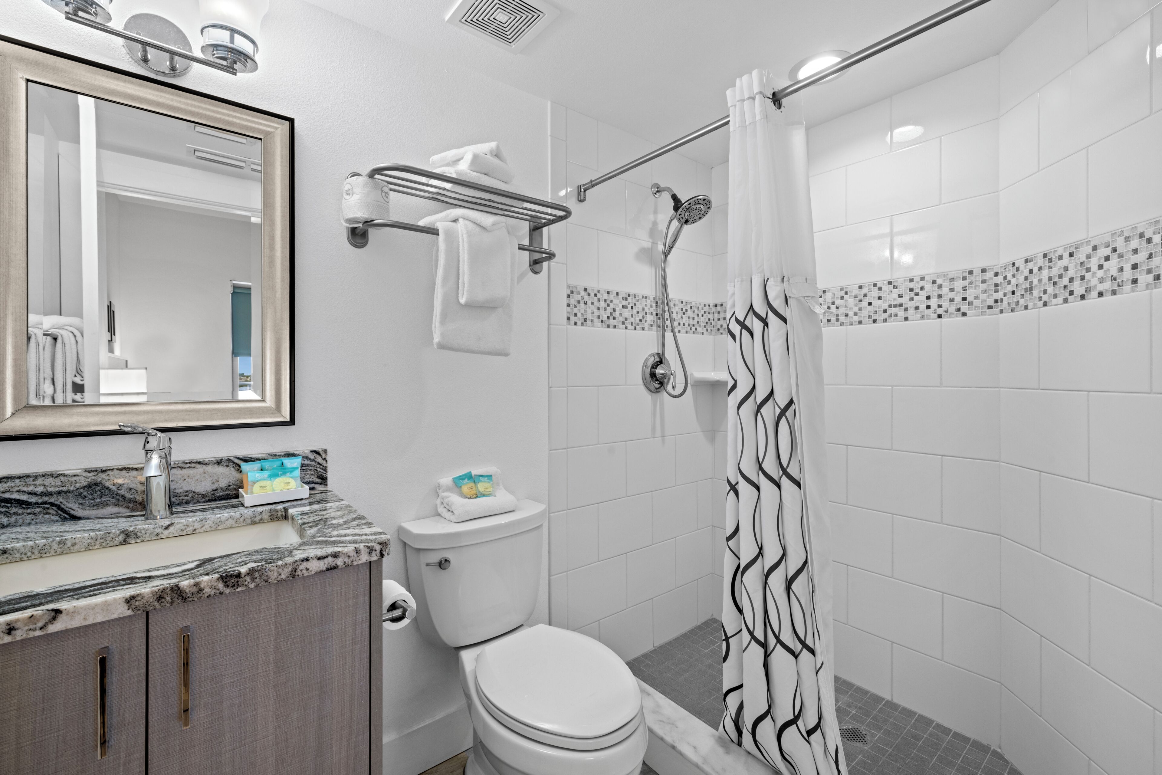 Ein modernes Badezimmer mit Toilette, Waschbecken und Dusche.