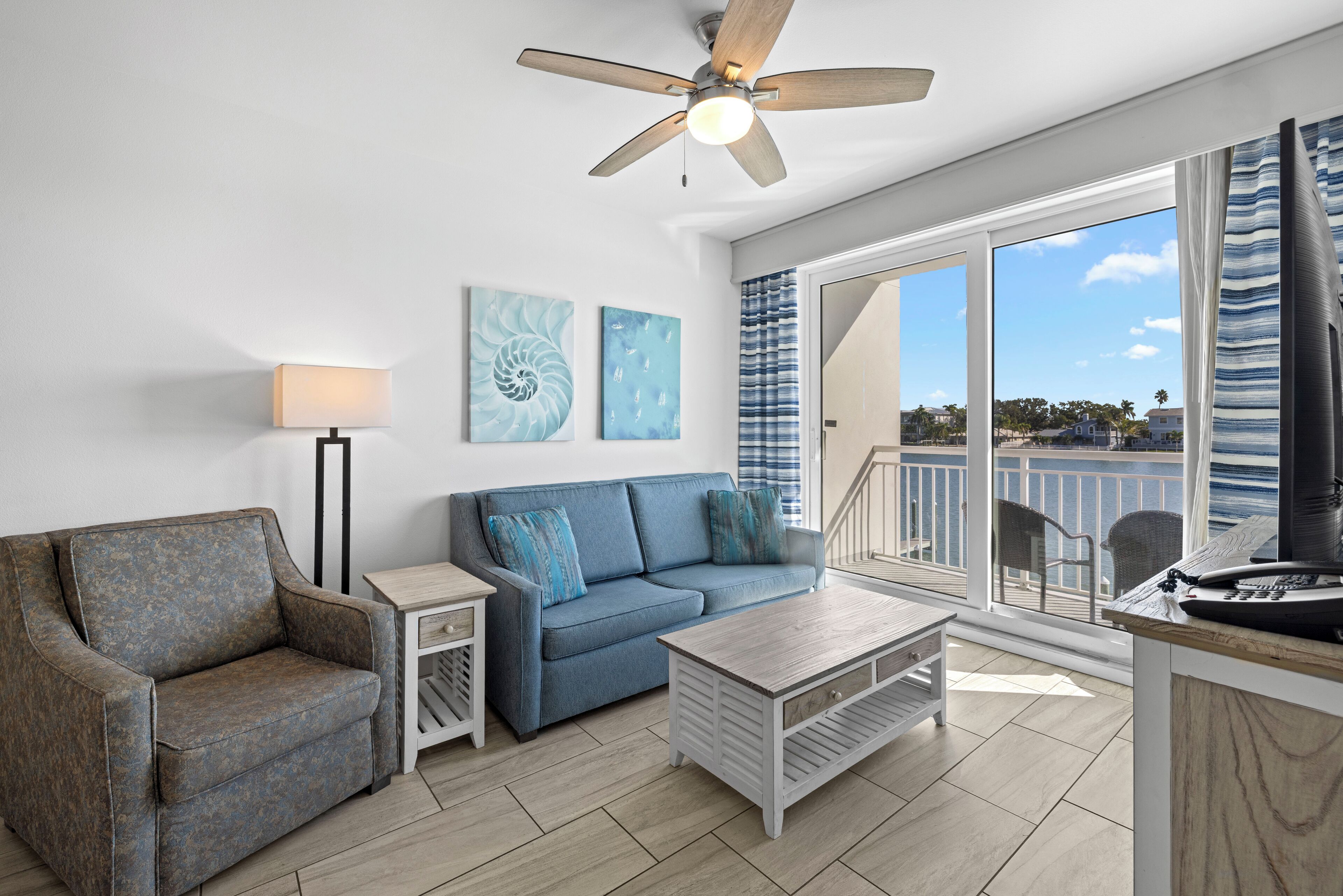 Suite, 2 kamar tidur, 2 kamar mandi (Bay Front) | Area keluarga | TV layar datar