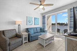 Suite, 2 habitaciones, 2 baños (Bay Front) | Área de sala de estar | Televisión de pantalla plana 