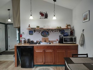 Kjøleskap, mikrobølgeovn, kokeplater og kaffetrakter/tekoker