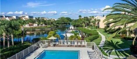 Een verwarmd zwembad en ligstoelen