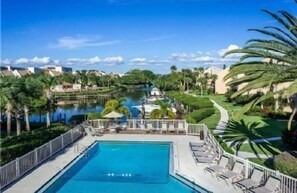 Una piscina riscaldata, lettini