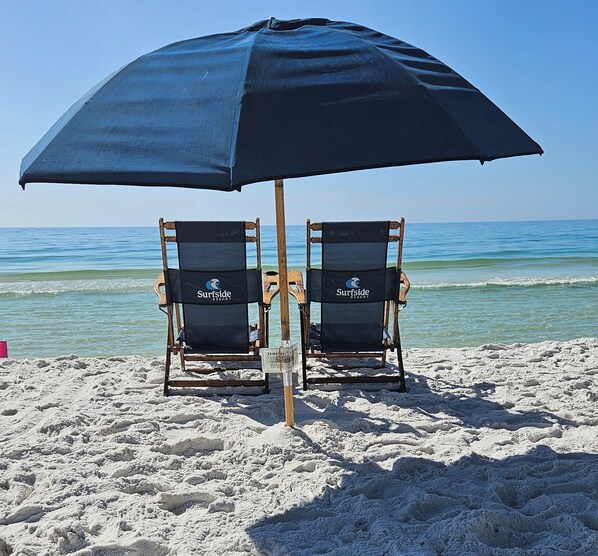 Beach nearby, sun-loungers, beach bar