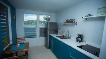 Refrigerador, microondas, parrilla de estufa y cafetera y tetera