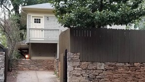 Una casa con un muro de piedra y una valla de madera.