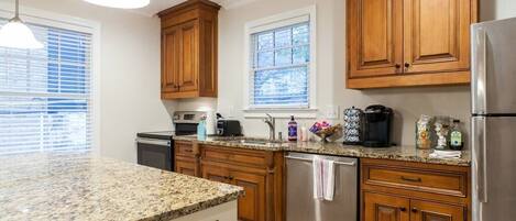 Een koelkast, een microgolfoven, een oven, een kookplaat