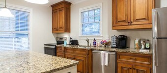 Heart of Midtown - Walkable - Private Pet Relief Yard - Gated Parking