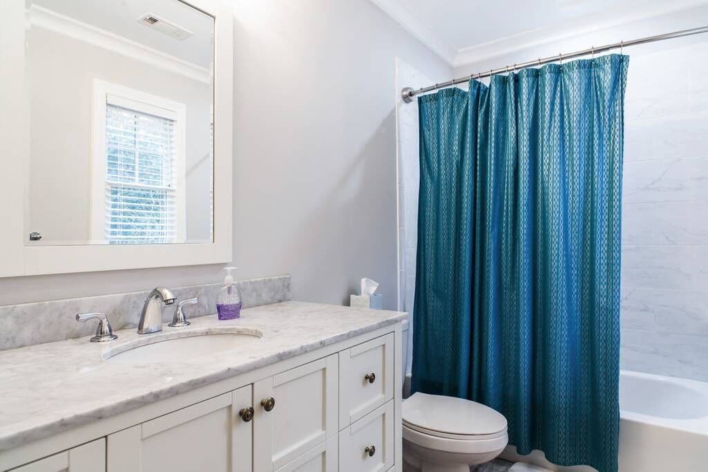Ensemble douche/baignoire, sèche-cheveux, serviettes fournies, savon
