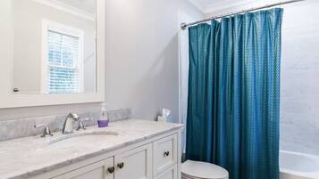 Ensemble douche/baignoire, sèche-cheveux, serviettes fournies, savon