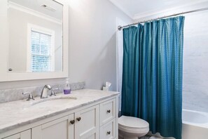 Ensemble douche/baignoire, sèche-cheveux, serviettes fournies, savon