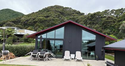 Stylish Contemporary Urban Retreat. 4 minute walk to the beach.