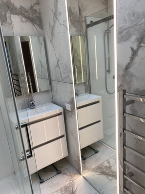 Combined shower/bathtub, hair dryer