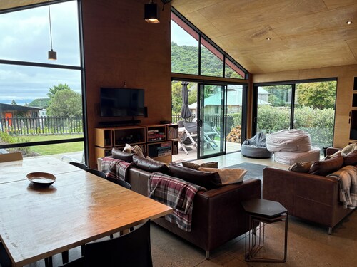  Stylish Contemporary Urban Retreat.  4 minute walk to the beach.