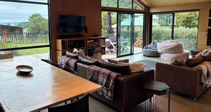 Stylish Contemporary Urban Retreat. 4 minute walk to the beach.