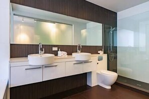 Bathtub, free toiletries, hair dryer, towels