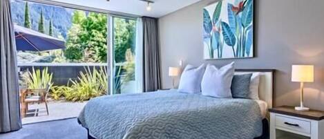 2 slaapkamers, een strijkplank/strijkijzer, reisbedje, wifi