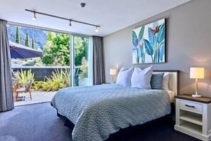 2 bedrooms, iron/ironing board, travel cot, WiFi - Travellers Delight Queenstown Hill, Travellers Delight Queenstown Hill (Queenstown)