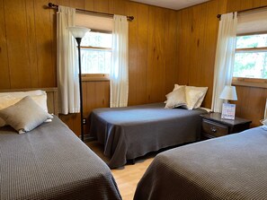 2 bedrooms, iron/ironing board, WiFi, bed sheets - House Near Beautiful Castle Rock Lake/30 Minutes from Wisconsin Dells (Friendship)