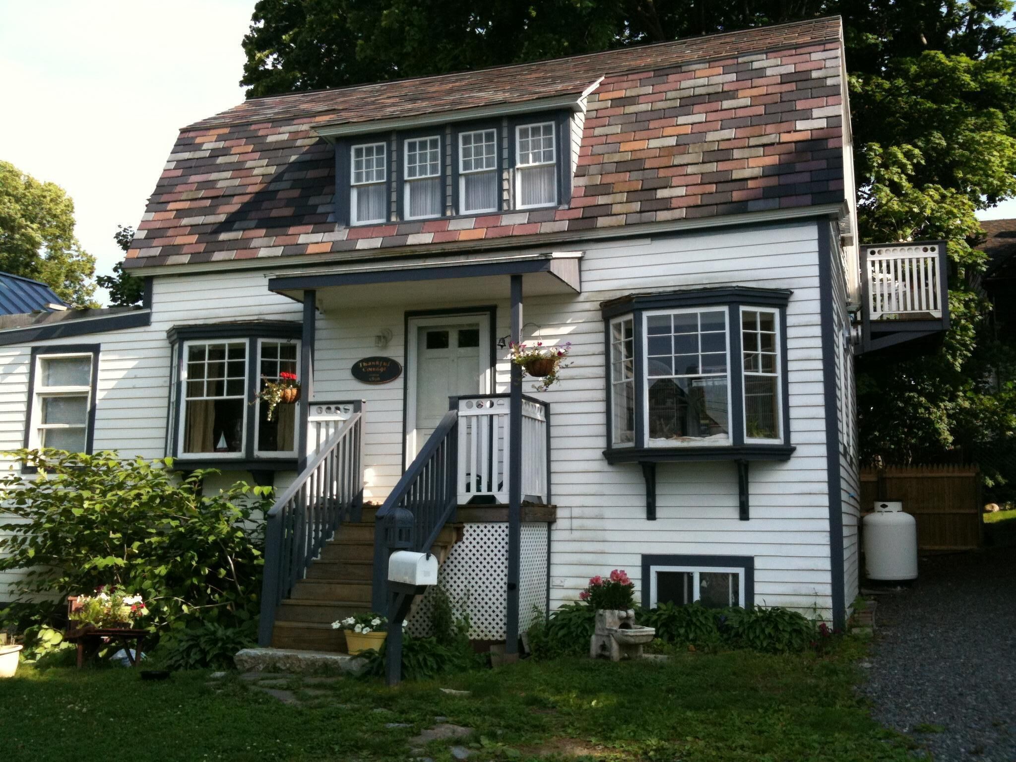 Thankful Cottage...a charming, romantic hideaway near the harbor renting Sun-Sun