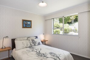 3 bedrooms, iron/ironing board, travel cot, free WiFi - Maple's Den - Collingwood beach house (Collingwood)