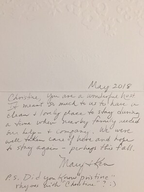 Ein handschriftlicher Zettel vom Mai 2018, adressiert an Christine, der Dankbarkeit für ihre Gastfreundschaft zum Ausdruck bringt und einen sauberen und schönen Ort zum Übernachten erwähnt.