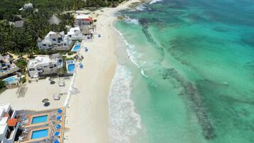 Na praia, espreguiçadeiras, toalhas de praia