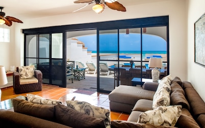 Secret Beach Fish Villa - on Beach - Private Pool - Owner is a Chef - Very Safe!