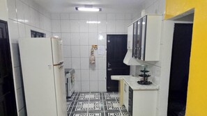 Geladeira, cooktop, cafeteira/chaleira, liquidificador