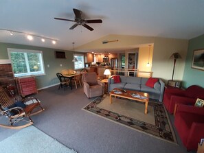 Fernseher, Kamin, DVD-Player, Videothek