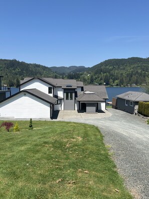 Exterior - PNW & PLAY @ Lake Samish (Bellingham)