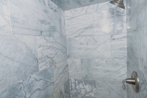 Douche, séchoir à cheveux, serviettes fournies, savon